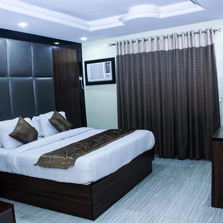 Six Diamond Hotel Ikeja Buitenkant foto