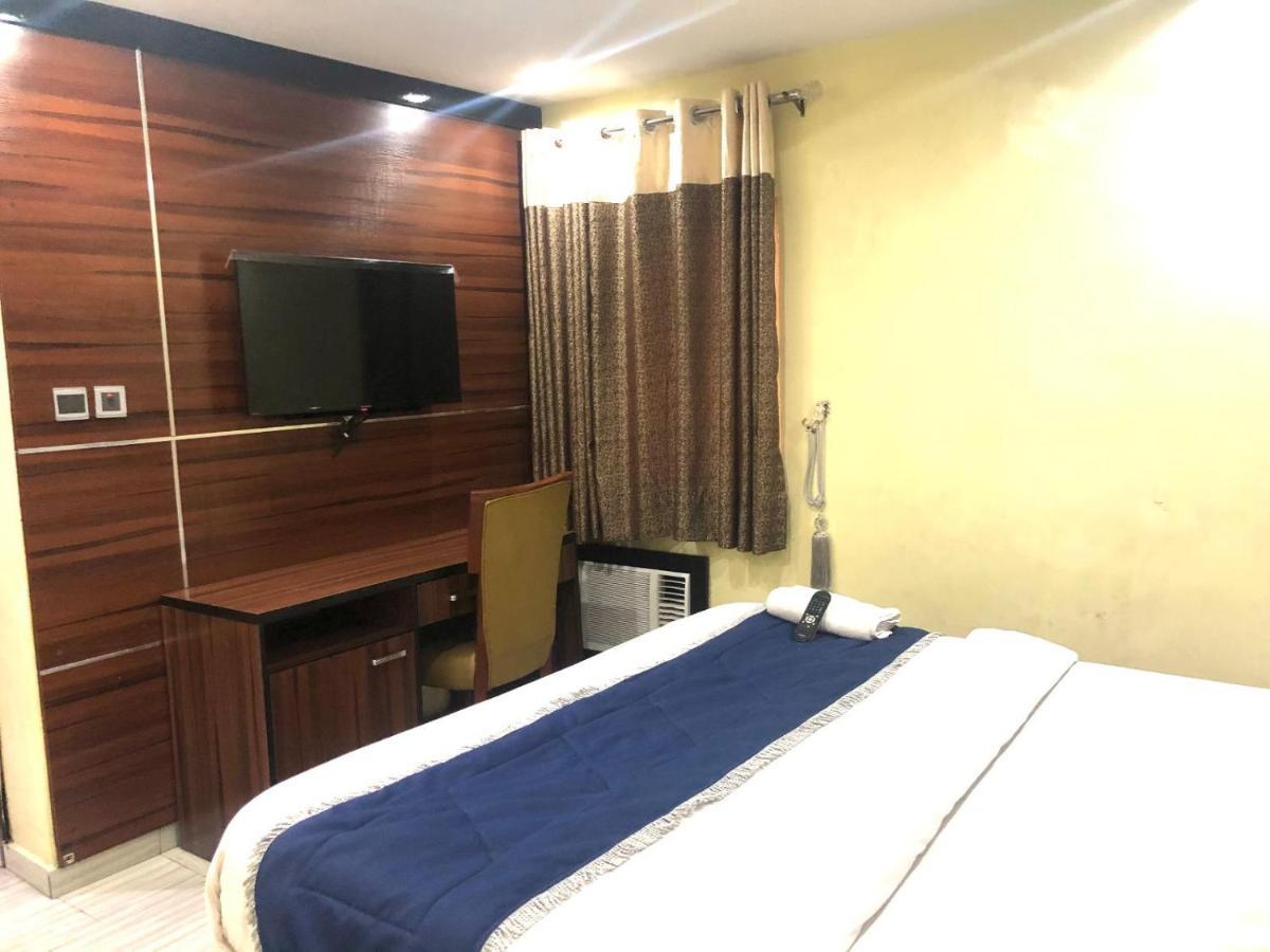 Six Diamond Hotel Ikeja Buitenkant foto