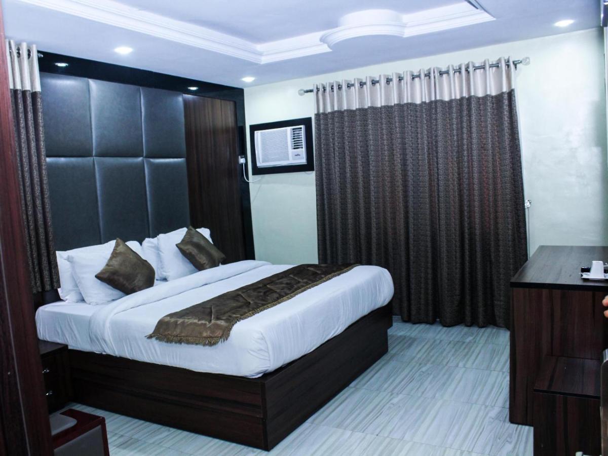 Six Diamond Hotel Ikeja Buitenkant foto