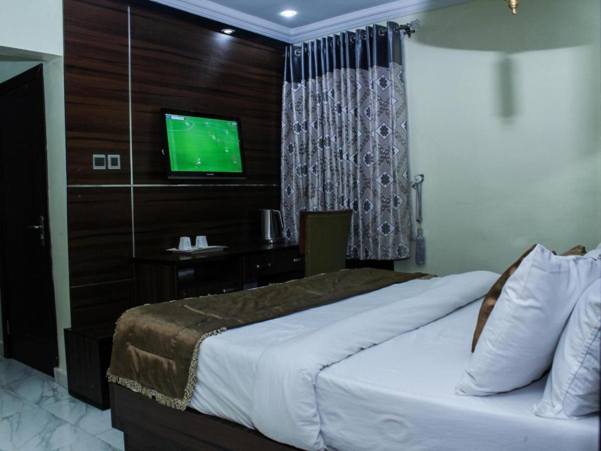 Six Diamond Hotel Ikeja Buitenkant foto